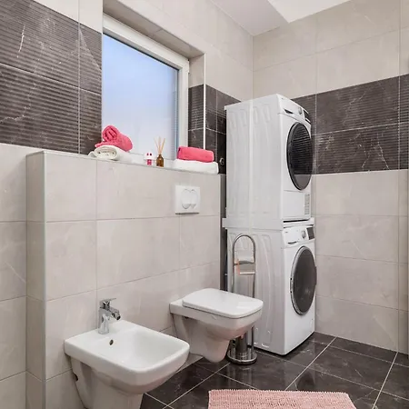 Villa Lemily - Five Bedroom With Swimming Pool *