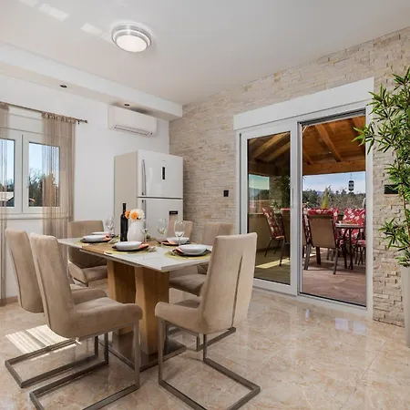 Villa Lemily - Five Bedroom With Swimming Pool *