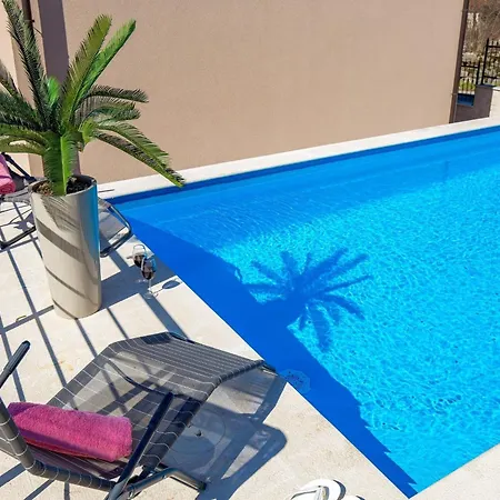 Lemily - Five Bedroom With Swimming Pool