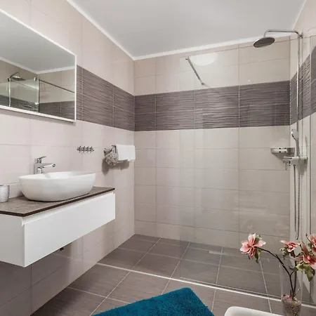 Villa Lemily - Five Bedroom With Swimming Pool