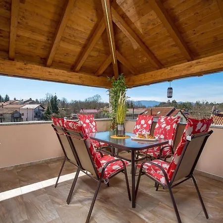 Villa Lemily - Five Bedroom With Swimming Pool *