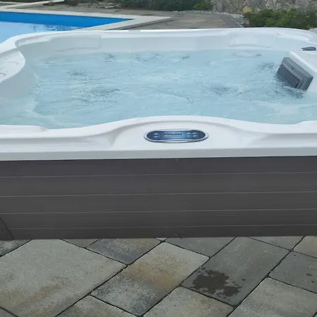 Lemily - Five Bedroom With Swimming Pool *