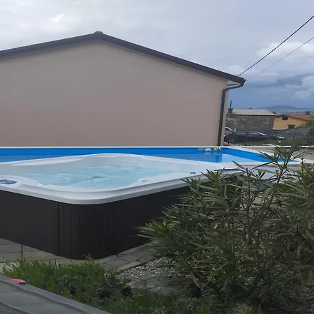 Villa Lemily - Five Bedroom With Swimming Pool *