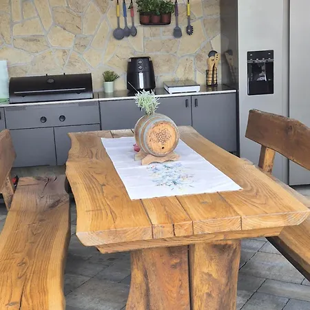 Villa Lemily - Five Bedroom With Swimming Pool *