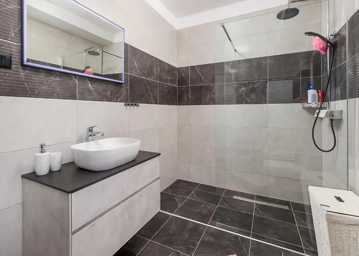 Lemily - Five Bedroom With Swimming Pool וילה