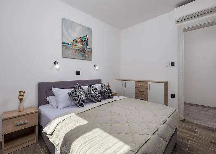 וילה Lemily - Five Bedroom With Swimming Pool מטולי