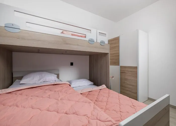 Lemily - Five Bedroom With Swimming Pool וילה *