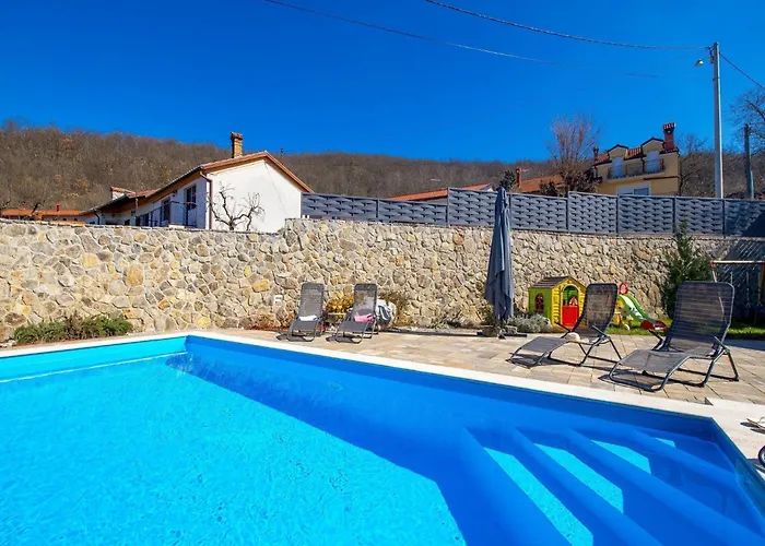 Lemily - Five Bedroom With Swimming Pool וילה