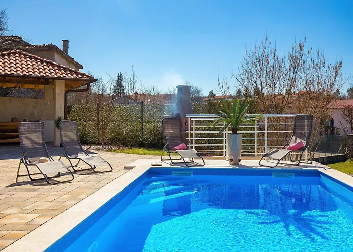 Lemily - Five Bedroom With Swimming Pool וילה *