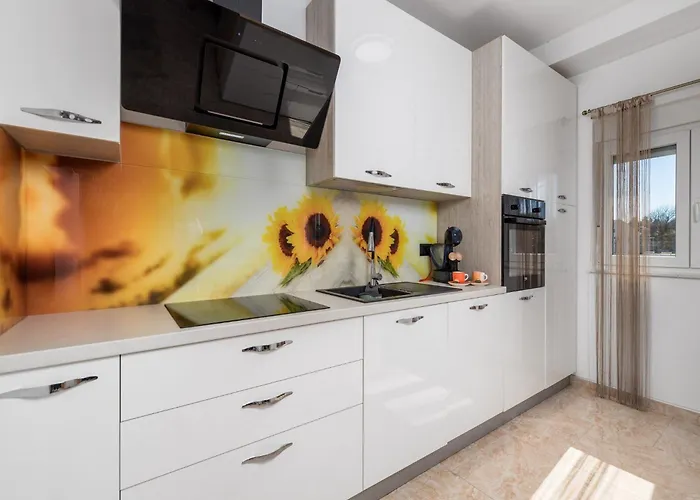 Lemily - Five Bedroom With Swimming Pool וילה מטולי