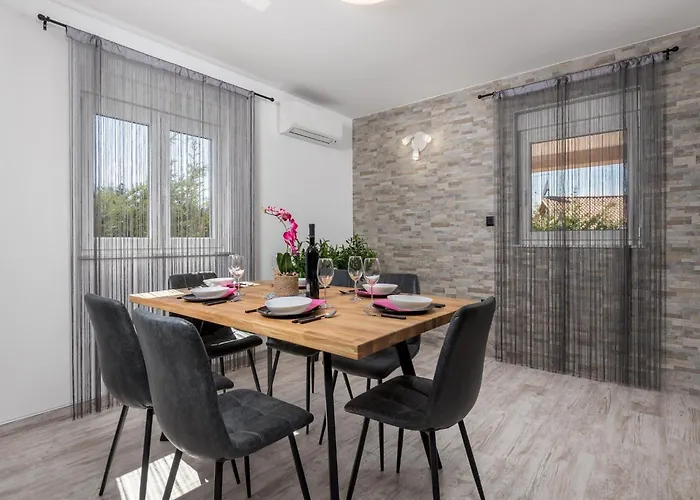 Lemily - Five Bedroom With Swimming Pool מטולי