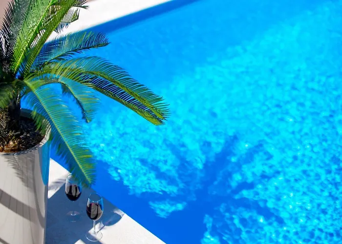 Lemily - Five Bedroom With Swimming Pool וילה