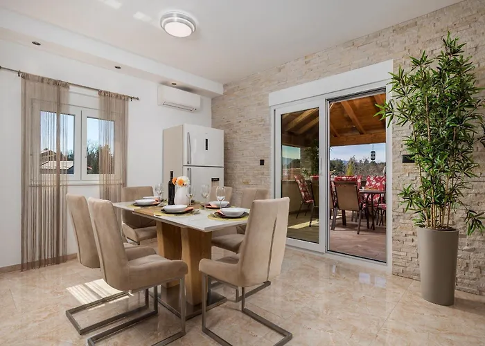 וילה Lemily - Five Bedroom With Swimming Pool *