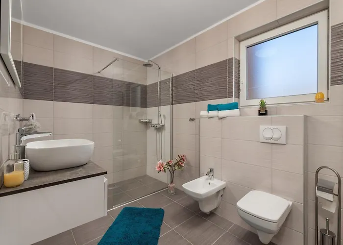 Lemily - Five Bedroom With Swimming Pool וילה מטולי