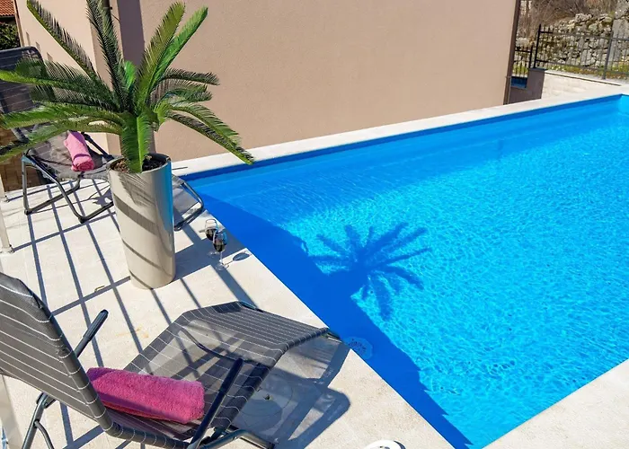 Lemily - Five Bedroom With Swimming Pool