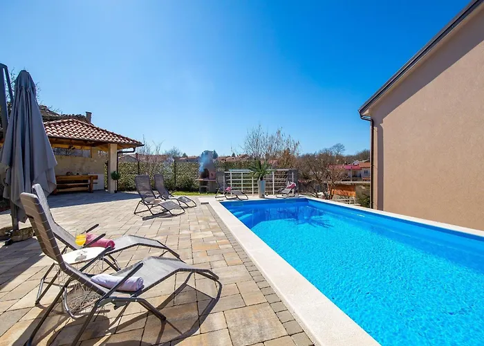 Lemily - Five Bedroom With Swimming Pool וילה מטולי