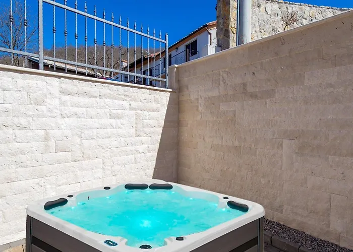 Lemily - Five Bedroom With Swimming Pool