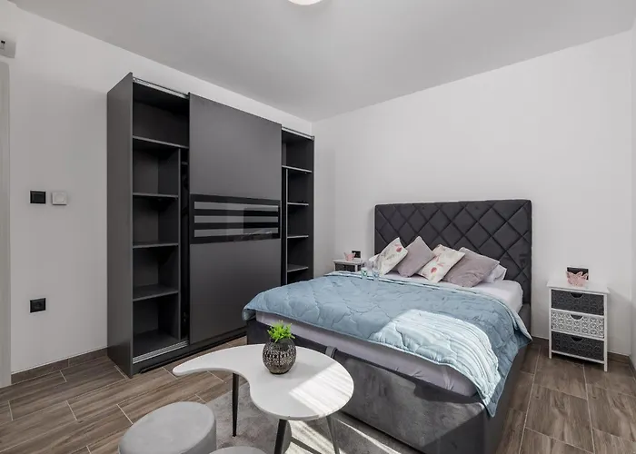 Lemily - Five Bedroom With Swimming Pool מטולי