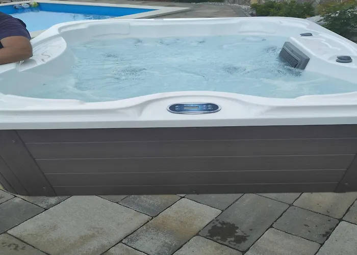 Lemily - Five Bedroom With Swimming Pool *