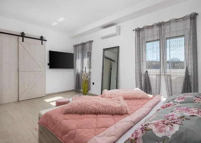 Lemily - Five Bedroom With Swimming Pool וילה מטולי