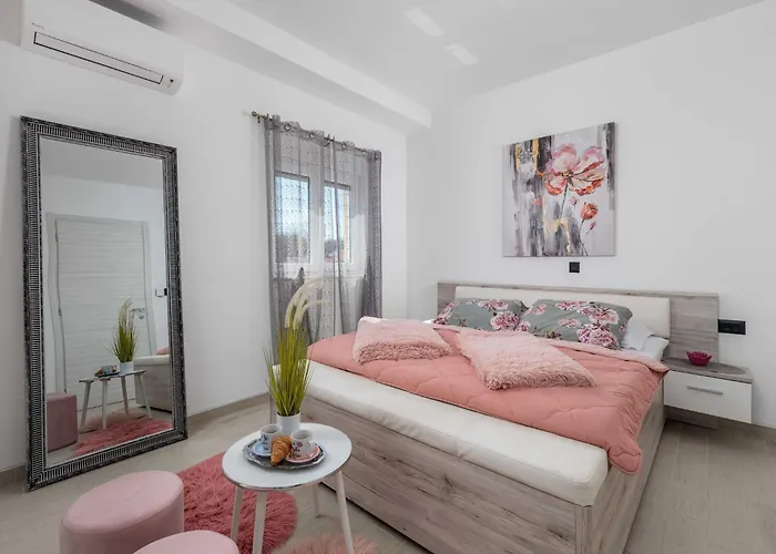 וילה Lemily - Five Bedroom With Swimming Pool מטולי