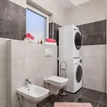 Villa Lemily - Five Bedroom With Swimming Pool *
