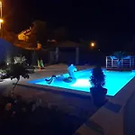 Lemily - Five Bedroom With Swimming Pool *