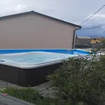 Villa Lemily - Five Bedroom With Swimming Pool *