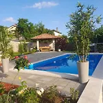 Villa Lemily - Five Bedroom With Swimming Pool *