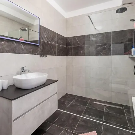 Lemily - Five Bedroom With Swimming Pool Villa