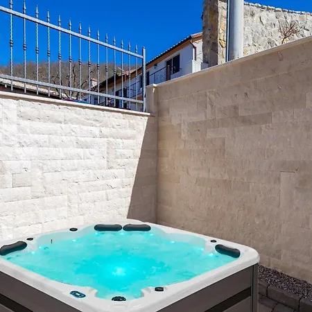 Lemily - Five Bedroom With Swimming Pool