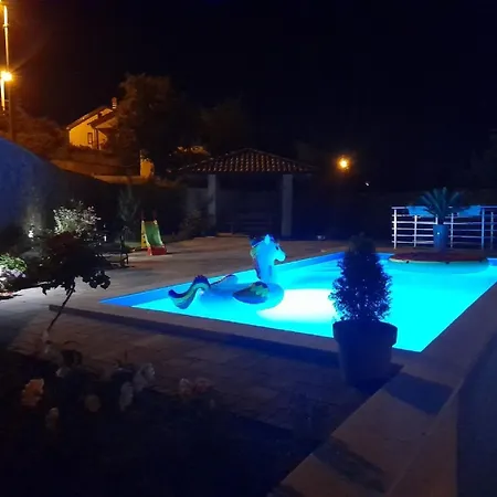 Lemily - Five Bedroom With Swimming Pool *