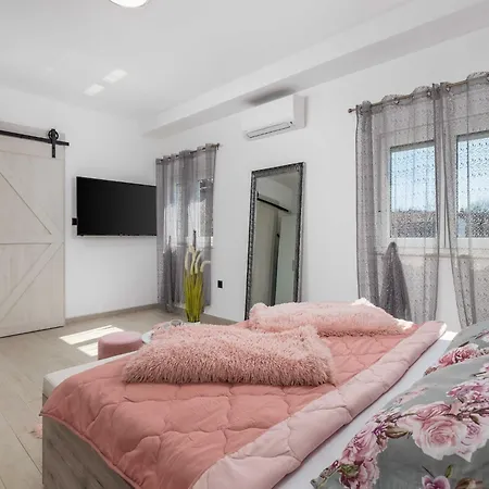 Lemily - Five Bedroom With Swimming Pool Villa Matulji