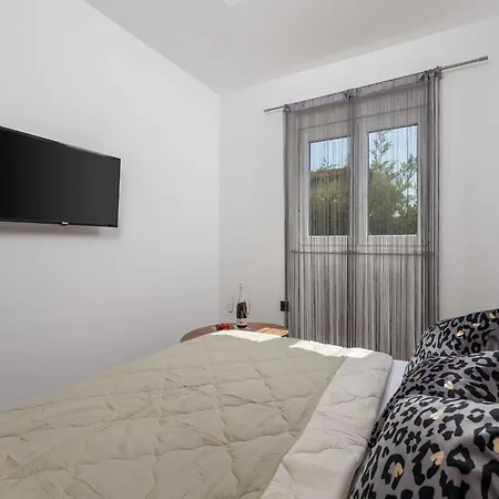 Lemily - Five Bedroom With Swimming Pool *