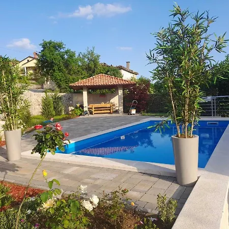 Villa Lemily - Five Bedroom With Swimming Pool *