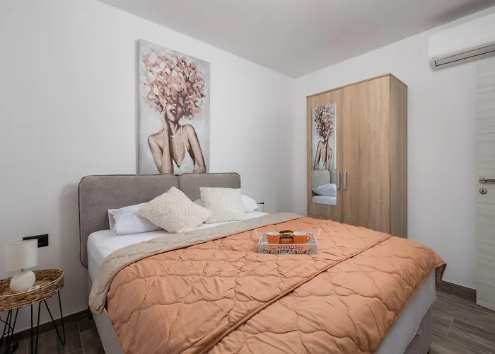 Villa Lemily - Five Bedroom With Swimming Pool