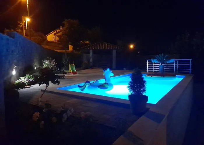 Lemily - Five Bedroom With Swimming Pool *