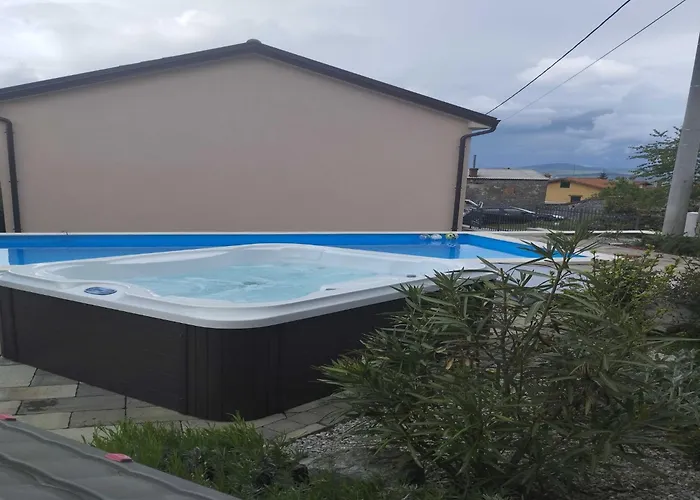 Villa Lemily - Five Bedroom With Swimming Pool *