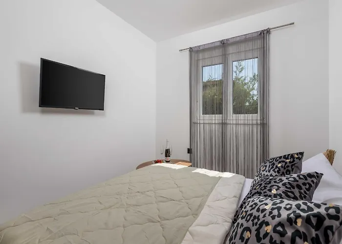 Lemily - Five Bedroom With Swimming Pool *
